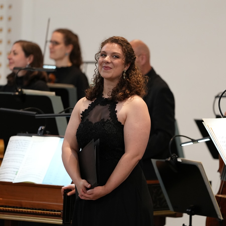 Bach Concert 1/2: done!
Next one on Sunday at the Matthäuskirche in Gelsenkirchen 🤩
Always a treat to sing with the @neuephilharmoniewestfalen 🙏
Working with Bernhard Forck for the first time has been truly enlightening and I’m looking forward to hearing and singing this beautiful program again on Sunday 🥳
📸 Florian Weber
•
•
•
#churchmusic #operasingers #operasingersofinstagram #soprano #opernsängerin #classicalmusic #sopranolife #bach #cantata