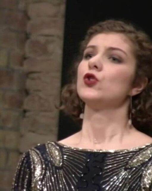 Ok, 2016 trend, I’m here for it 🙋♀️
2016 Margot just arrived in Berlin and started her masters at the @udkberlin. She has never heard of curly routines and sunscreen 🫠
She realized she likes singing staccati so she is putting them everywhere she can 🥲
She just met one of her best friends and went veggie 🥕
I’m proud of her, she is taking some life changing decisions that are going to define who she is 10 years later 💪🥹
🎹 in the first video Jarkko Riihimaki