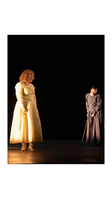 It’s a lie of course, there are so many cooler moments in that opera!! But let’s say it’s one of the fun times and also one of my only 10 seconds breaks offstage 🥵🥵

Some context : it’s the beginning of the opera, and Blanche struggles with life, everything terrifies her. A servant accidentally scares her to death, and that’s the last straw. From that moment, she decides to leave everything behind and become a Carmelite nun.
A pretty defining moment for her character!! 

Next shows April 19, 30 and May 12 ✨

Thanks for filming @carmenseibelmezzosoprano 
📸 Pedro Malinowski