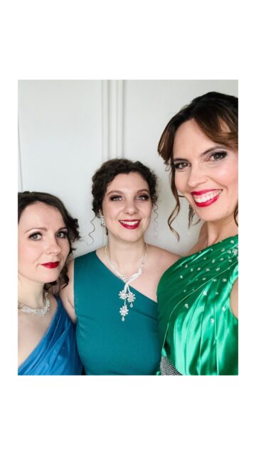Yesterday was the last performance of Wagner’s Götterdämmerung at the @staatstheatersaarland , where @carmenseibelmezzosoprano , @clarasophie_mezzo and I had the privilege of singing Wellgunde, Flosshilde and Woglinde, the 3 Rheintöchter 💅
Here’s a little behind-the-scenes look at everything that happens before stepping on stage. Hope you enjoy it ✨
