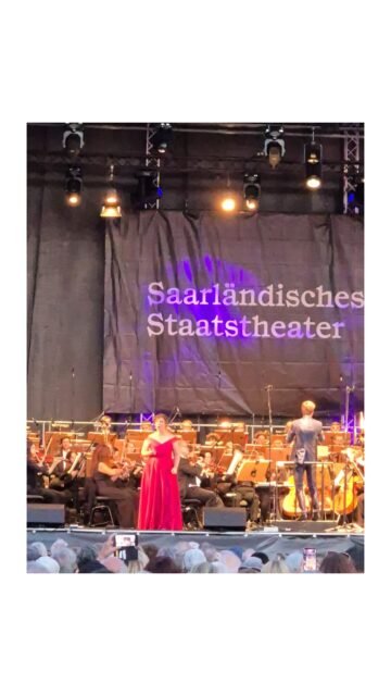 First concert of the 2026/27 season: done!! 💪
How nice to start the season with a chill and not-at-all-stressful piece, where I can just slowly ease back into my body and voice 🤡
I had a blast singing this crazy aria, and despite the stress that comes with singing this kind of insane coloratura, I enjoyed every second of it! 🔥
I’ll announce my season very soon, so stay tuned!! 👀
Conductor extraordinaire @justus_thorau , with the fantastic @staatstheatersaarland orchestra, whom I’m SO happy to be reunited with! ❤️